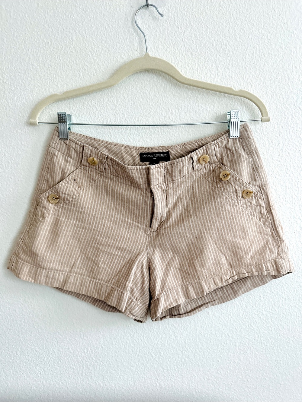 Banana Republic Martin Fit Striped Shorts in Beige/White (Size 4)